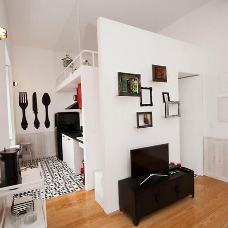 Get Lights And Books In A Flat Apartment Porto Luaran gambar