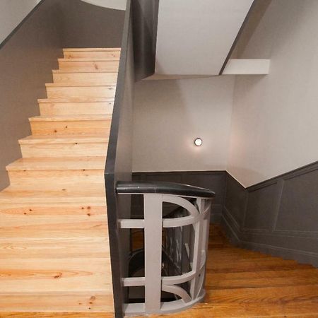 Get Lights And Books In A Flat Apartment Porto Luaran gambar