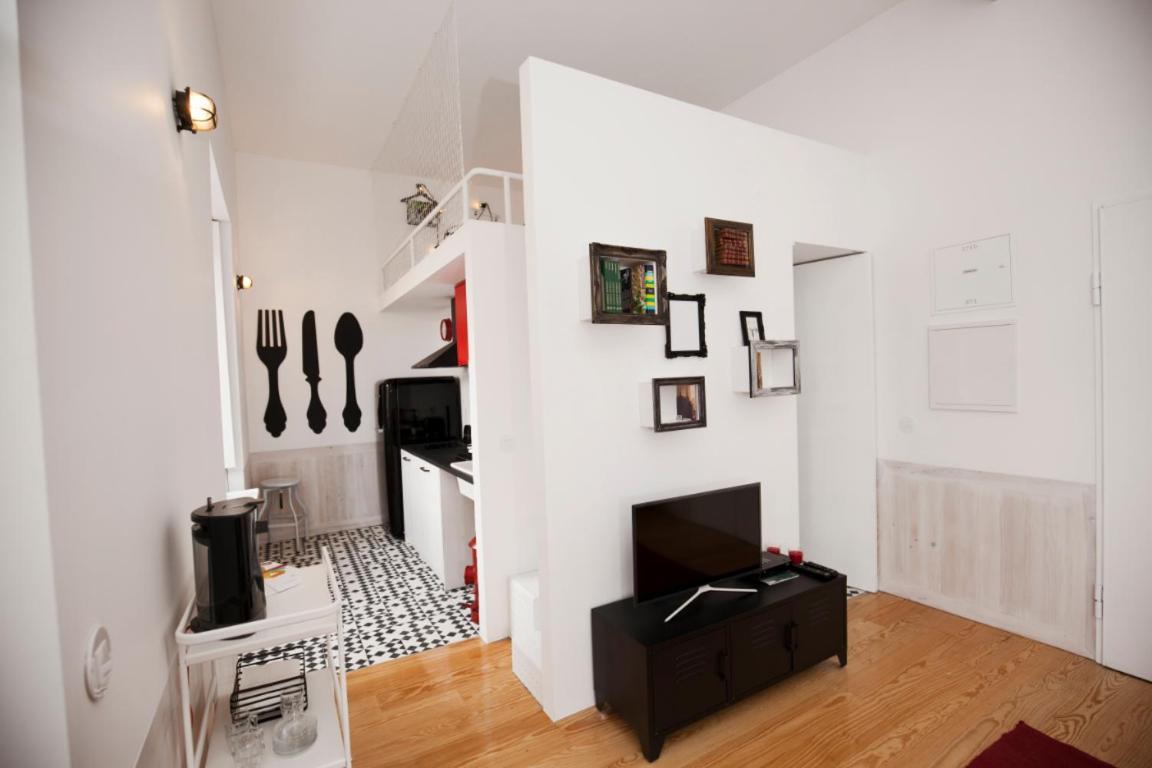 Get Lights And Books In A Flat Apartment Porto Luaran gambar