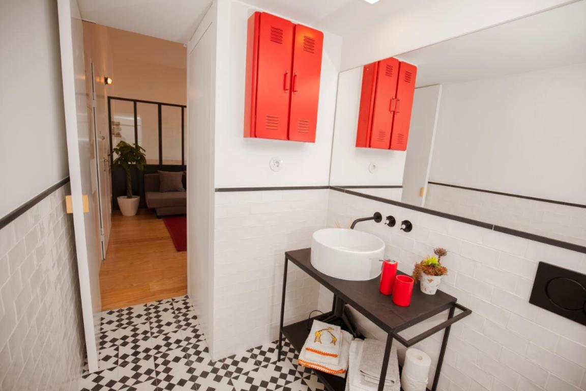 Get Lights And Books In A Flat Apartment Porto Luaran gambar