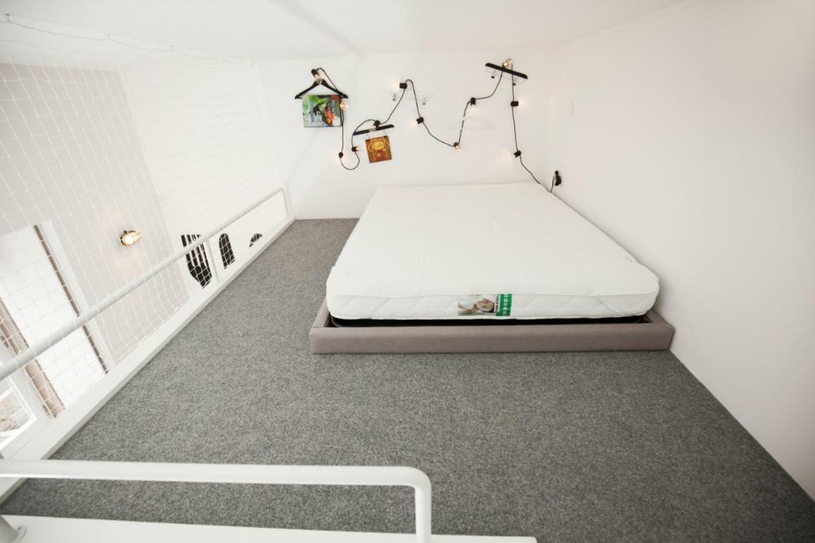 Get Lights And Books In A Flat Apartment Porto Luaran gambar