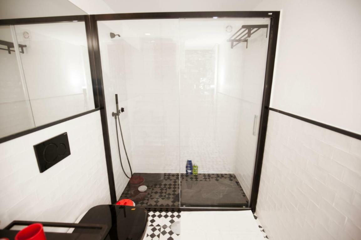 Get Lights And Books In A Flat Apartment Porto Luaran gambar