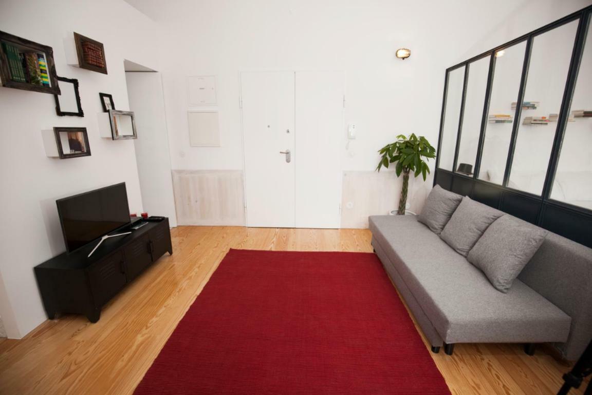 Get Lights And Books In A Flat Apartment Porto Luaran gambar