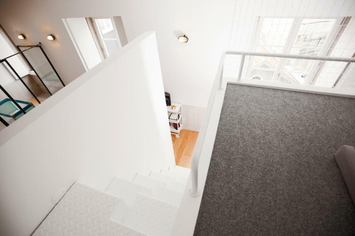 Get Lights And Books In A Flat Apartment Porto Luaran gambar