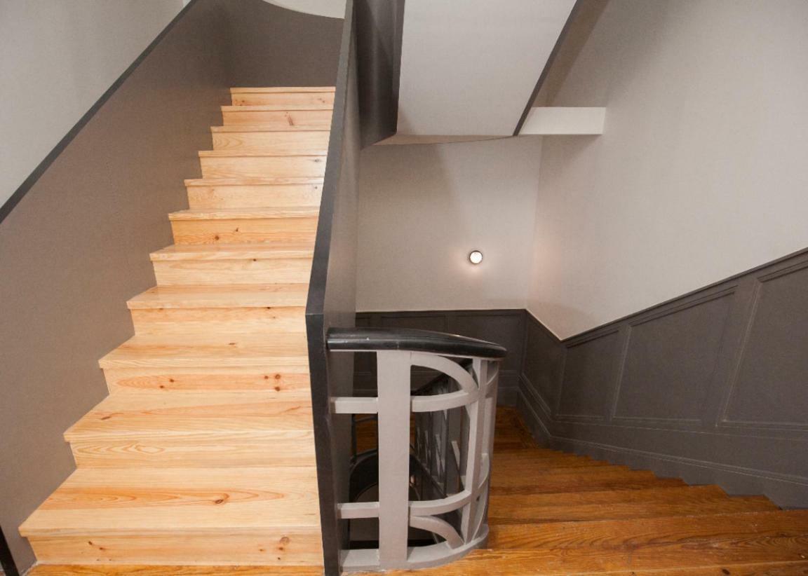 Get Lights And Books In A Flat Apartment Porto Luaran gambar