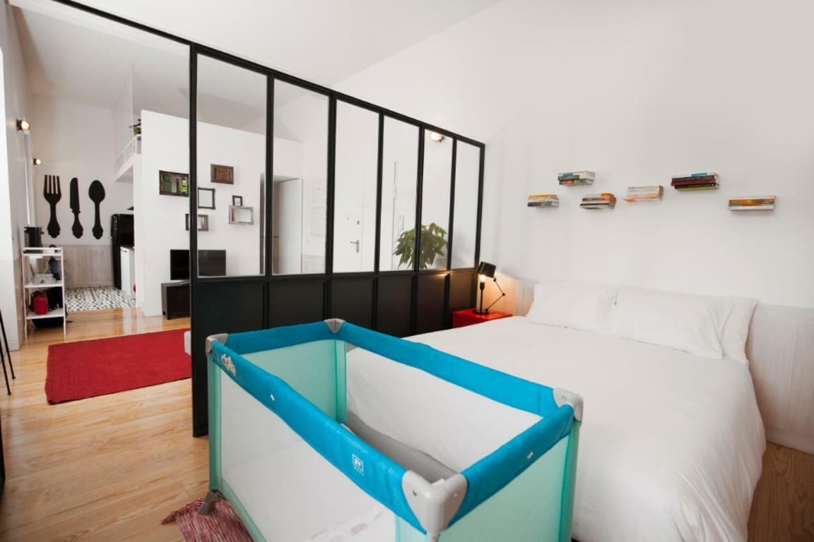 Get Lights And Books In A Flat Apartment Porto Luaran gambar