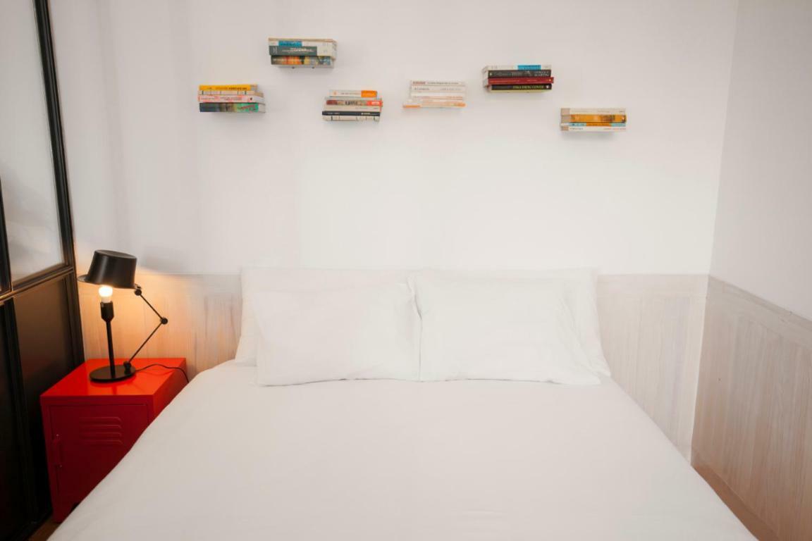 Get Lights And Books In A Flat Apartment Porto Luaran gambar