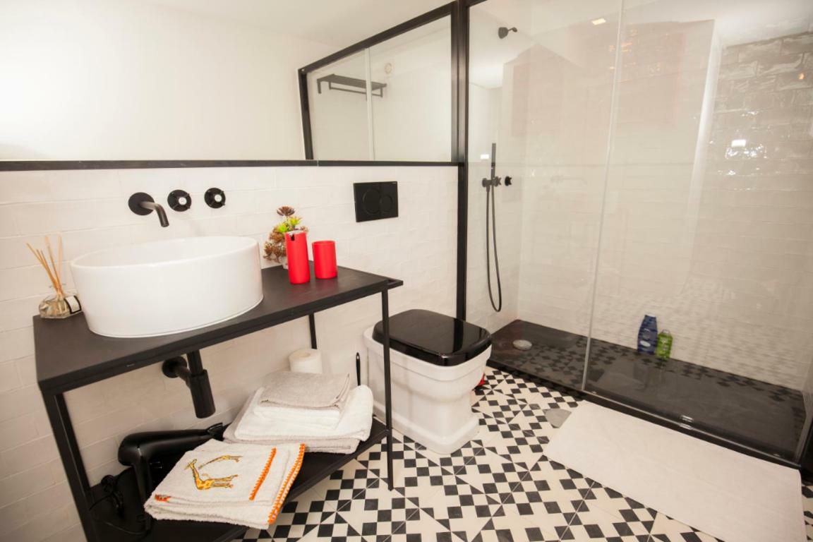 Get Lights And Books In A Flat Apartment Porto Luaran gambar